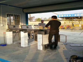 江蘇南京鼓樓區(qū)某工地現(xiàn)場(chǎng)橋式三輥閘、擺閘案例