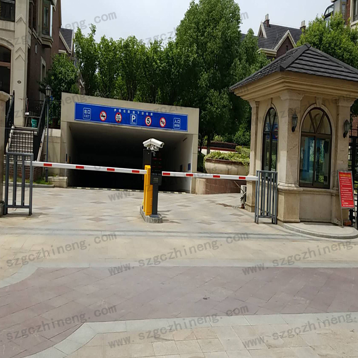 張家港伊頓花園別墅現(xiàn)場(chǎng)案例車(chē)牌識(shí)別加廣告道閘，人行通道閘（護(hù)外人臉識(shí)別加擺閘